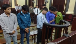 Nước mắt người mẹ nhìn con trai, con rể vào tù